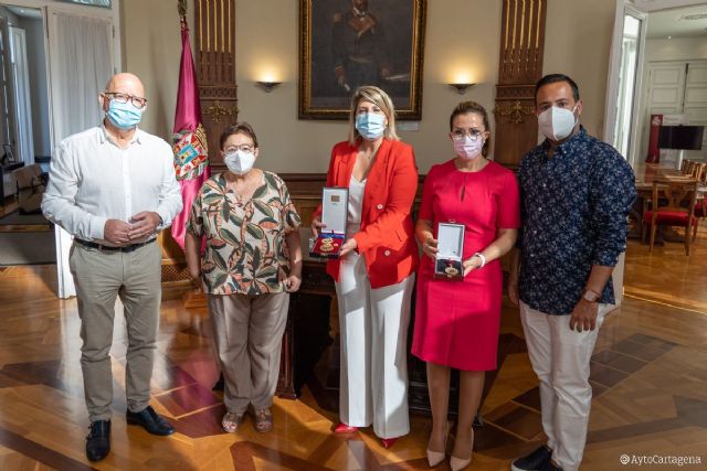 Entregan al Ayuntamiento las medallas de oro de las Bellas Artes y de la Regón concedidas a Paco Martín a título póstumo