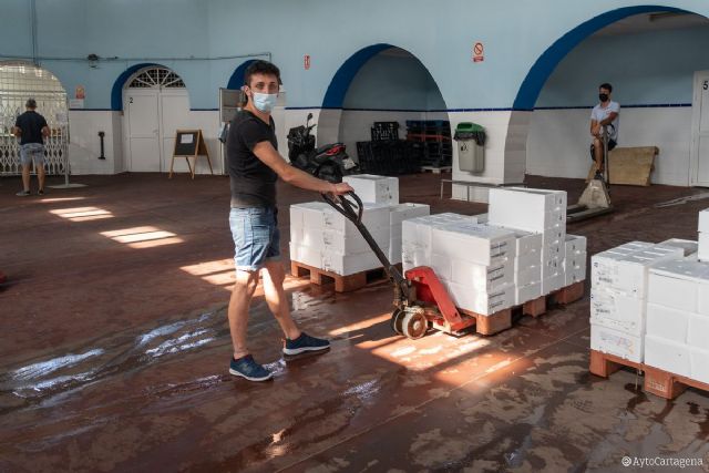 Los pescadores de Cartagena donan más de mil kilos de pescado a los necesitados