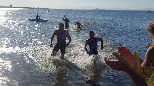 Casi 200 atletas se dan cita en Playa Paraiso para el III Acuatlon y Cross al Atardecer
