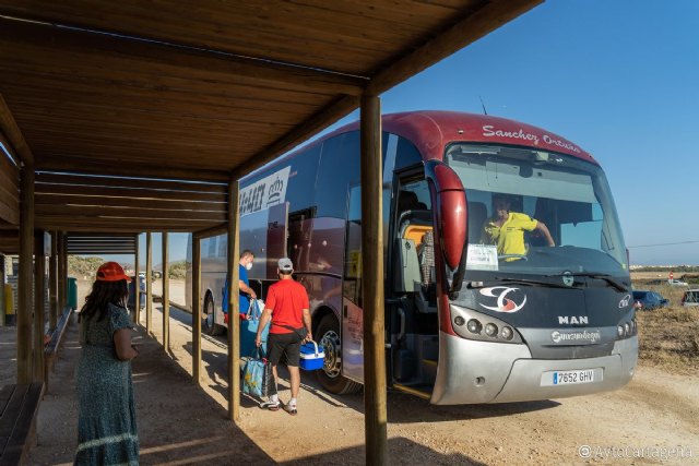Más de 24.000 personas han utilizado el servicio del autobús este verano para desplazarse a la playa de Calblanque