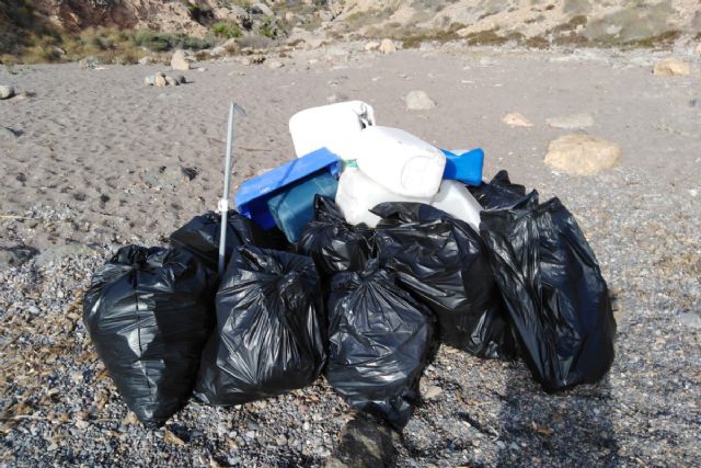 El Ayuntamiento de Cartagena limpia Cala Salitrona en Cabo Tiñoso