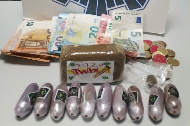 La Policía Local detiene en Cartagena a un hombre que portaba droga en un patinete