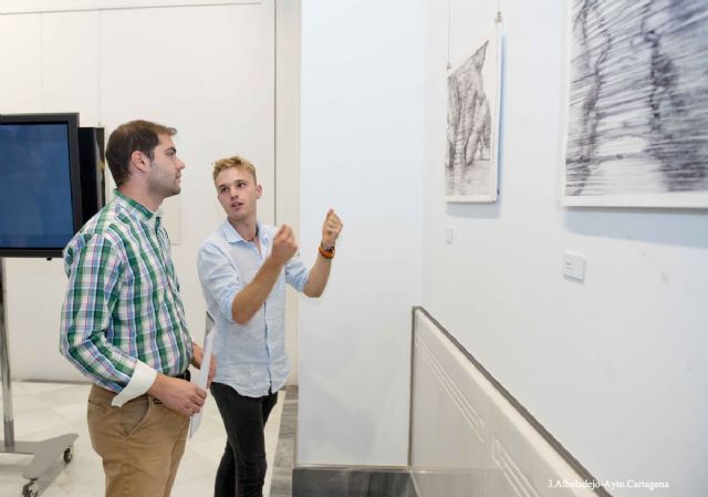 Cuerpo, espacio y movimiento se combinan en la exposición Umbrales del cartagenero Javier Navarro