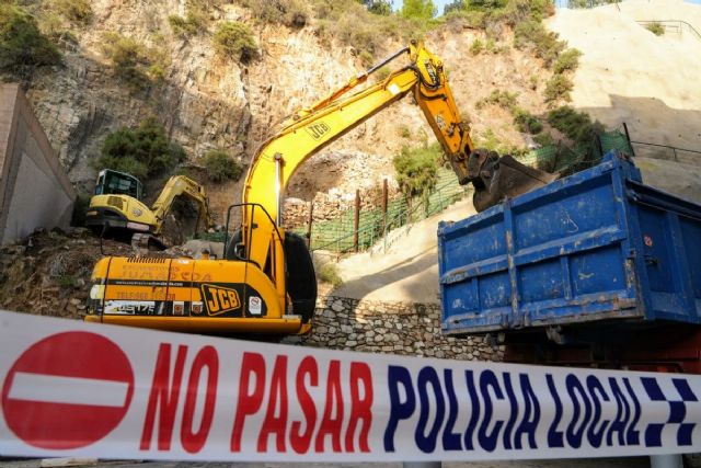 Retiradas toneladas de rocas acumuladas en la ladera de Gisbert