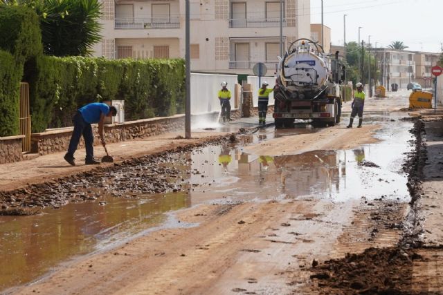 Vecinos y operarios municipales devuelven la normalidad al municipio tras la gota fría