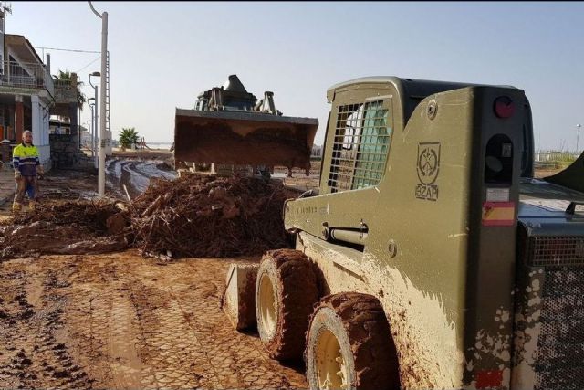 La UME colabora con el Ayuntamiento de Cartagena en la limpieza de Los Nietos tras la riada