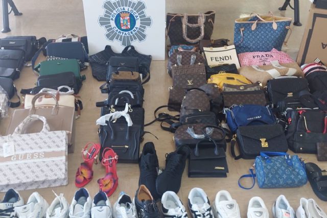 Policía Local de Cartagena instruye diligencias por un delito de falsedad de moneda y contra la salud pública, decomisa 450 artículos de dudosa procedencia y recupera un vehículo sustraído