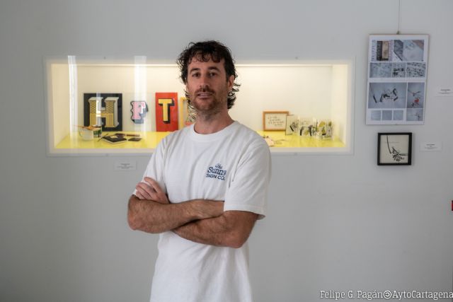 Víctor Azor muestra la creatividad de su calígrafa en la sala subjetiva del Palacio Consistorial