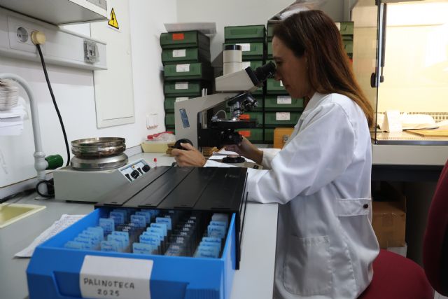 Salsola y ciprés cartagenero: las puertas abiertas en el laboratorio de Aerobiología anticipan próximos picos de alérgenos