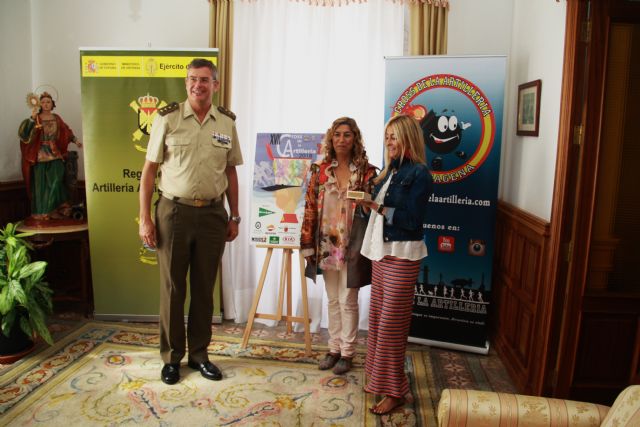 Entrega del premio del concurso del cartel anunciador del XVII Cross de la Artillería
