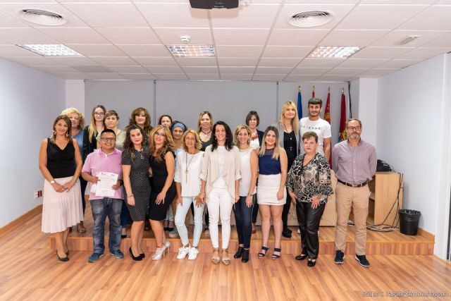 Los alumnos del curso de Atención Sociosanitaria de la ADLE reciben sus diplomas