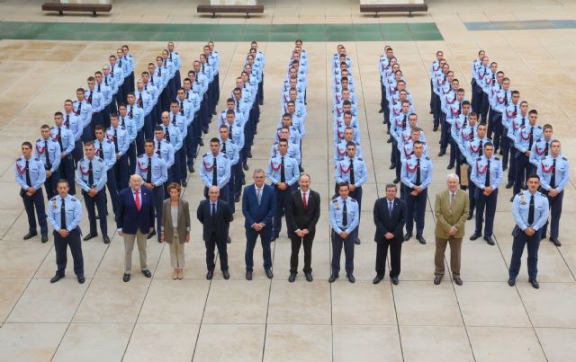 Un centenar de estudiantes del grado en Tecnología y del máster en Ingeniería Militar Aeroespacial del CUD visitan el campus Muralla del Mar