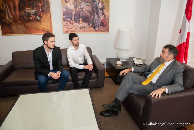 El alcalde recibe a los responsables de la Joven Orquesta Sinfonica de Cartagena para estudiar vias de colaboracion mutua