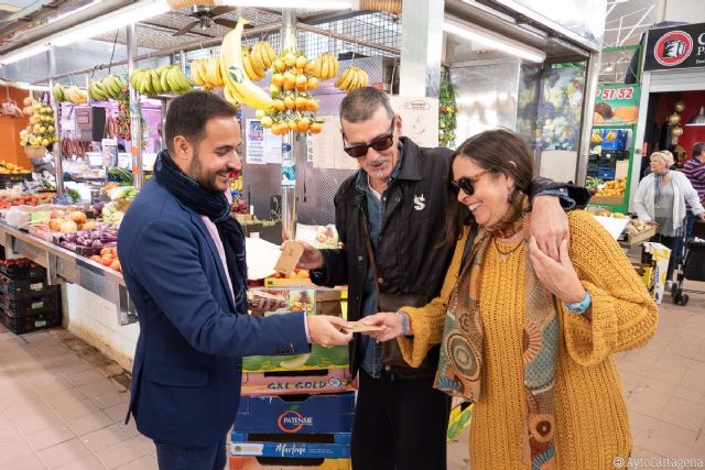 Mil quinientos cuadernillos de las ´Loas de Frutas´ de Antonio Oliver se reparten gratuitamente en las fruterías de Cartagena