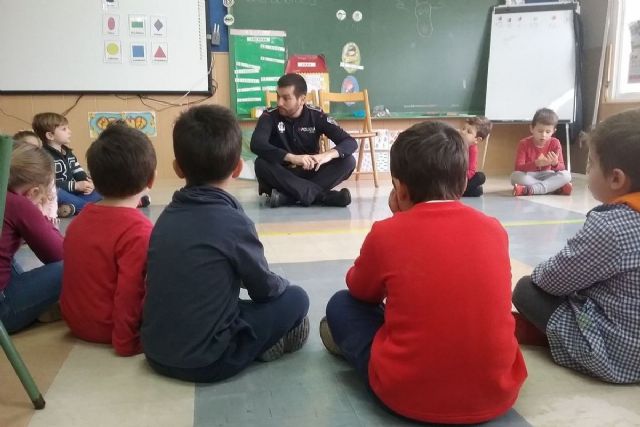 La Policia Local muestra su labor en la escuela infantil de La Aparecida
