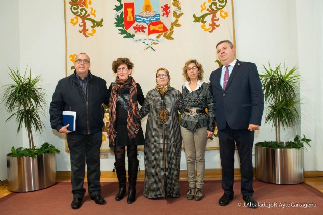 Un manifiesto muestra el compromiso del Consistorio con la realidad social de las migraciones