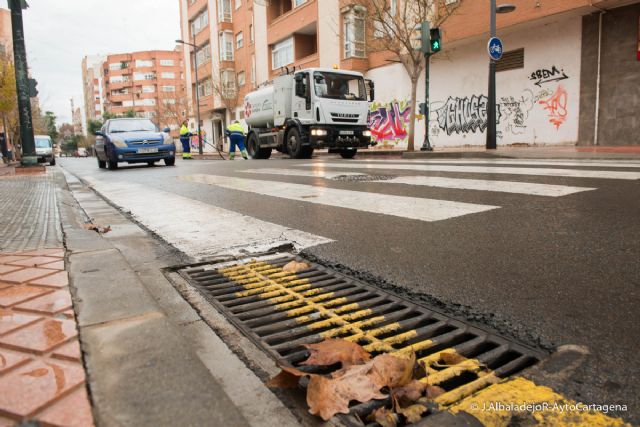 Infraestructuras limpia calles para evitar el taponamiento del alcantarillado ante la prevision de fuertes lluvias