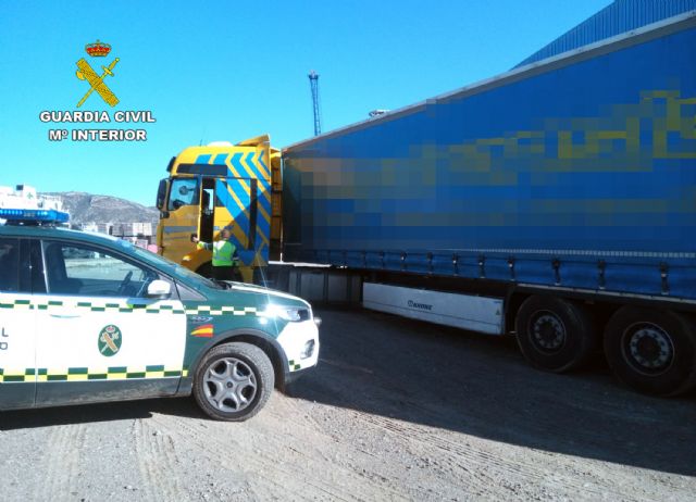 La Guardia Civil detiene al conductor de un vehículo articulado de 40 toneladas que septuplicaba la tasa de alcoholemia permitida