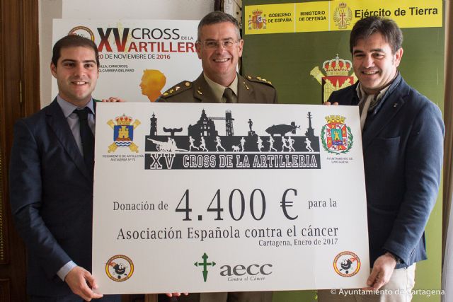 El XV Cross de Artilleria entrega los 4.400 euros de su recaudacion solidaria a la AECC