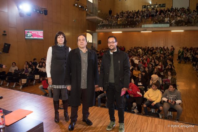 Mas de 1.000 alumnos reciben al autor finalista del Premio Mandarache Juan Carlos Mendez Guedez