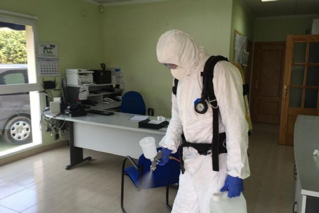 Los Bomberos desinfectan con ozono los cuartes de la Policía Local