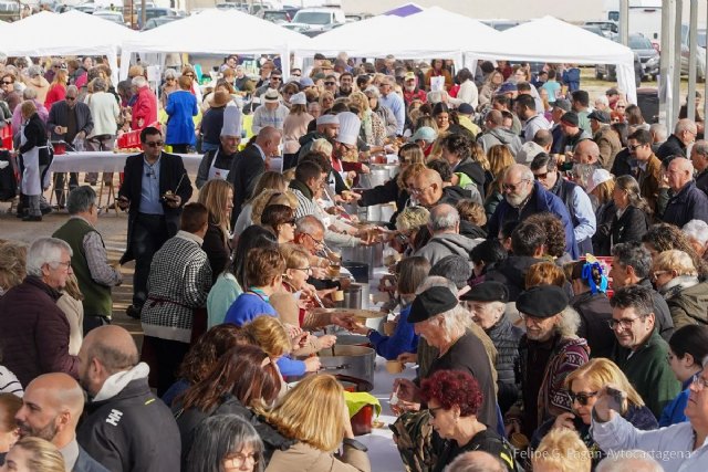 Pozo Estrecho reparte más de 35.000 pelotas galileas en una multitudinaria jornada de celebración en honor a San Fulgencio
