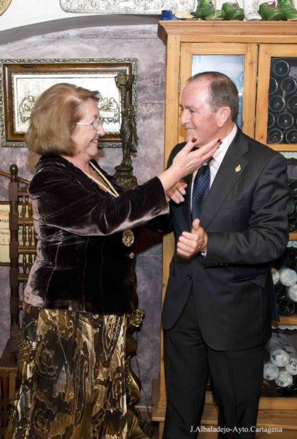 Paqui Bueno ya luce las medallas de las cuatro Cofradías