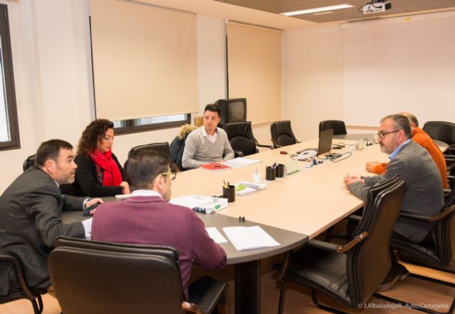 López recibe a los representantes de la asociación de vecinos del Portús