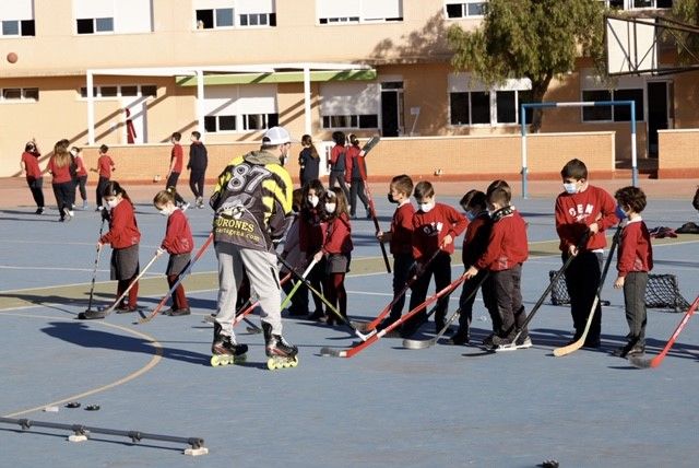 El progama ADE acerca el hockey en línea al Colegio Narval con el Club Hockey Cartagena