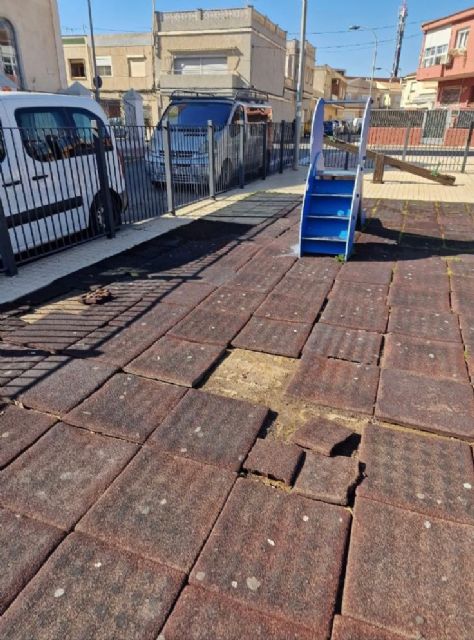 Pedro Contreras 'Arroyo ha abandonado los parques infantiles del municipio que se encuentran en una situación lamentable'