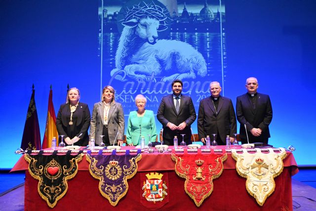 López asiste al Pregón de la Semana de Santa de Cartagena, “una de nuestras señas de identidad”