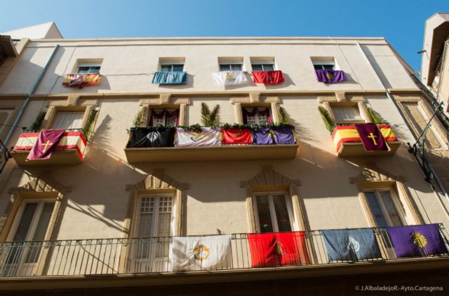 Los balcones cartageneros se engalanan desde hoy con motivo de la Semana Santa