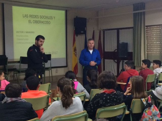 La Policia Local ofrecio una charla sobre el ciberacoso al alumnado del IES San Isidoro