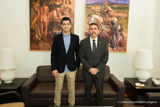 El alcalde recibe al cartagenero que obtuvo la mejor nota en el MIR