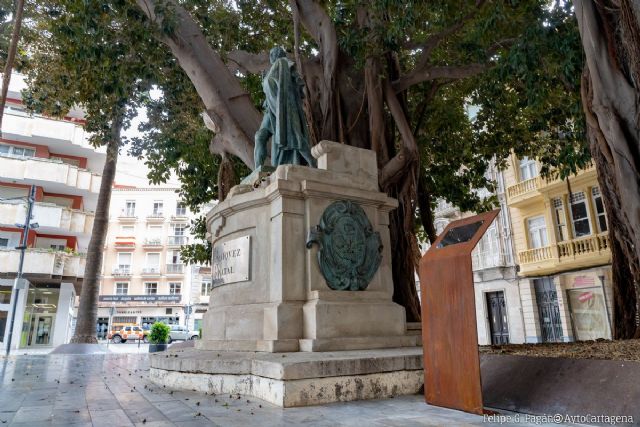 El Ayuntamiento homenajea a Isidoro Máiquez colocando un tótem biográfico con código QR junto a su estatua