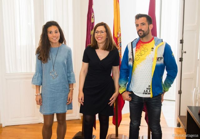 La alcaldesa recibe a los ganadores de la Ruta de la Fortalezas, Ramon Navarro y Veronica Bugliot