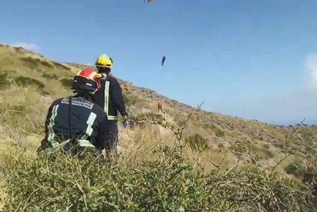Bomberos de Cartagena rescatan a una senderista herida entre La Azohía y Cala Cerrada