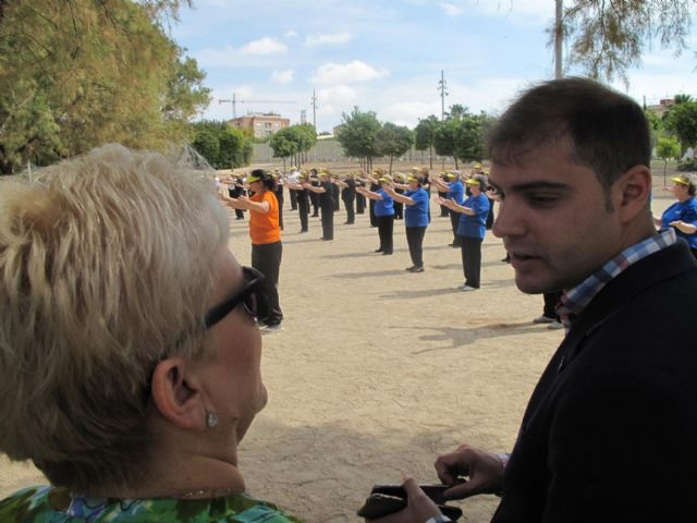 Una clase de Tai Chi reúne en el Parque de la Rosa a un centenar de personas mayores de los Centros del IMAS 1 y 3 de Cartagena, y de La Unión