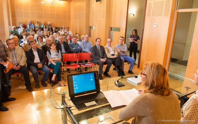 Los mayores de Servicios Sociales clausuran sus cursos De las letras a la imagen y Tradiciones Populares