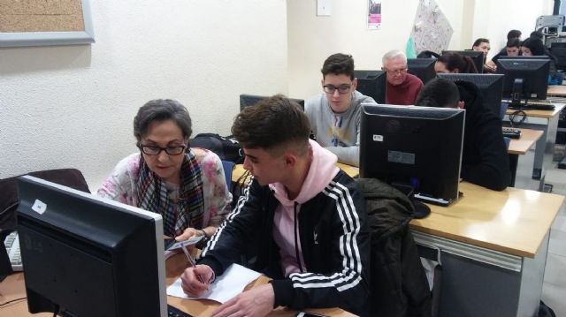 Los jóvenes enseñan a los mayores las nuevas tecnologías en el ´Aula nueva era´