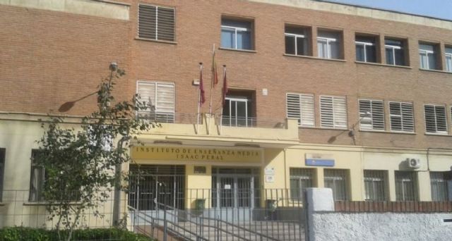 La exposición sobre el 50 aniversario del IES Isaac Peral y los 150 años de Enseñanza Secundaria en Cartagena se amplía hasta el 29 de mayo