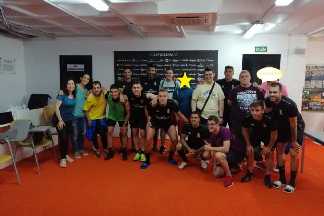 El FC. Cartagena comparte jornada con alumnos del programa especial de Prolam dentro del Programa ADE