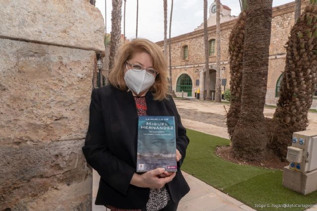 María Victoria Marín presenta en el Luzzy ´La huella de Miguel Hernández en Cartagena´