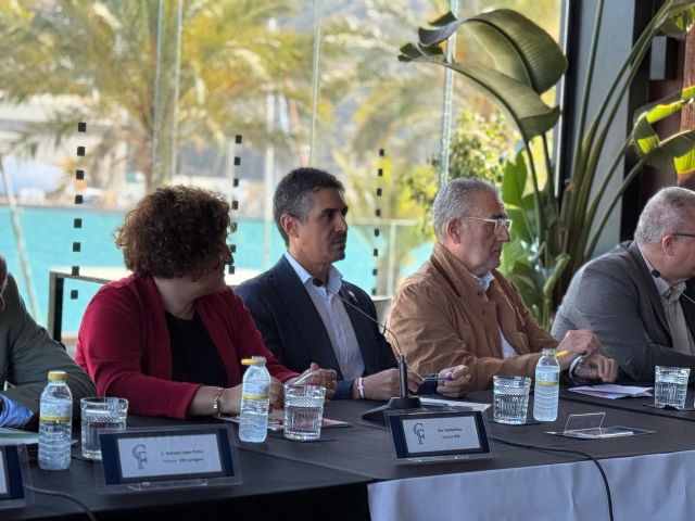 Giménez Gallo responde a las preguntas y necesidades de los cartageneros mientras Arroyo les da la espalda