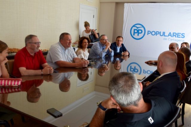 Reunión de los candidatos del PP al Congreso con representantes de HOSTEMUR de Cartagena