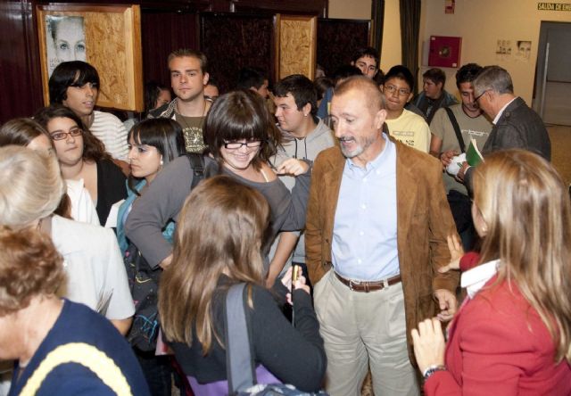 El Archivo Municipal recupera una charla de Pérez-Reverte en la que cuenta su primera vez en el Molinete
