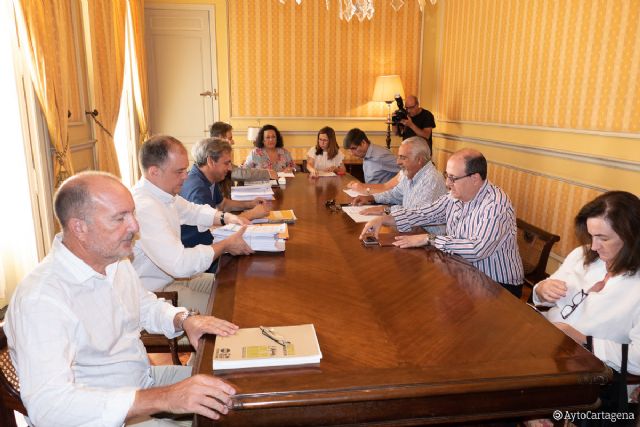 La alcaldesa reclama al presidente regional un compromiso firme de que las Normas Transitorias estarán aprobadas en septiembre