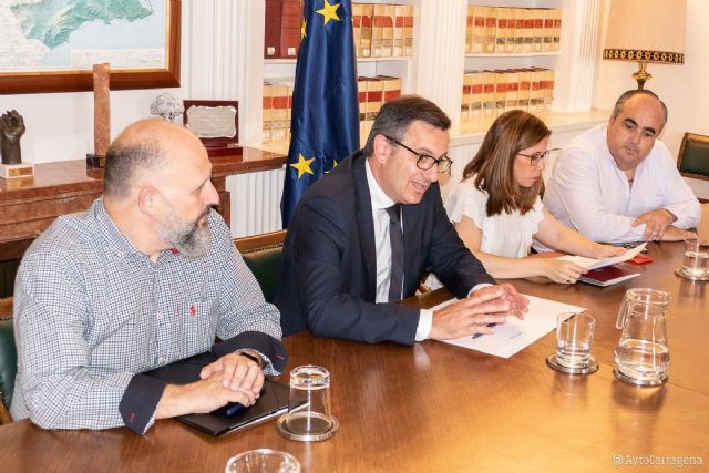 El Delegado del Gobierno recaba las inquietudes de vecinos y ayuntamiento en lo referente a infraestructuras ferroviarias