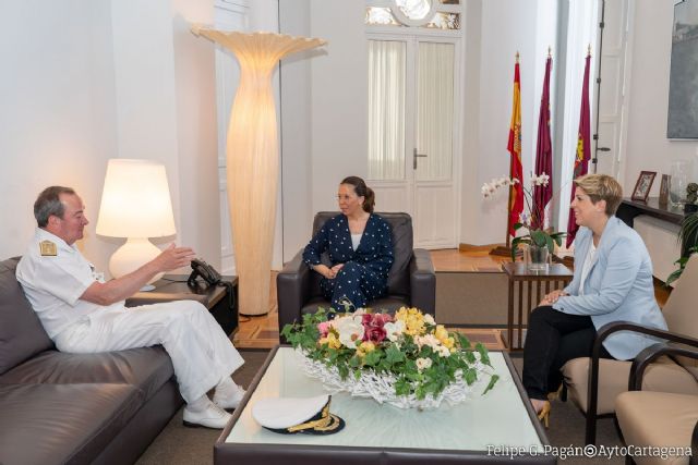 El Almirante de Acción Marítima, Juan Luis Sobrino Pérez Crespo, visita el Palacio Consistorial