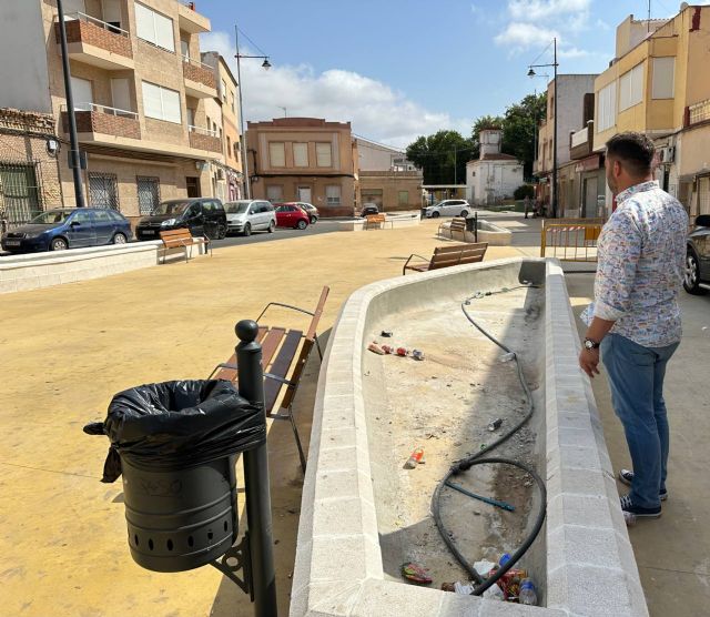 López Escolar (MC) denuncia el mal estado de la Plaza de Molina en Santa Lucía